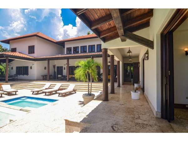 Secluded Elegance: A Spacious 5-bedroom Villa In