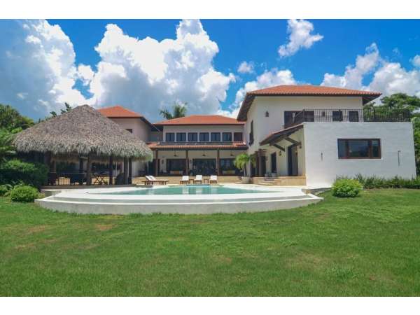 Secluded Elegance: A Spacious 5-bedroom Villa In