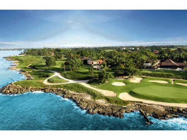 Golf Course Elegance: A Luxurious 5-bedroom Villa