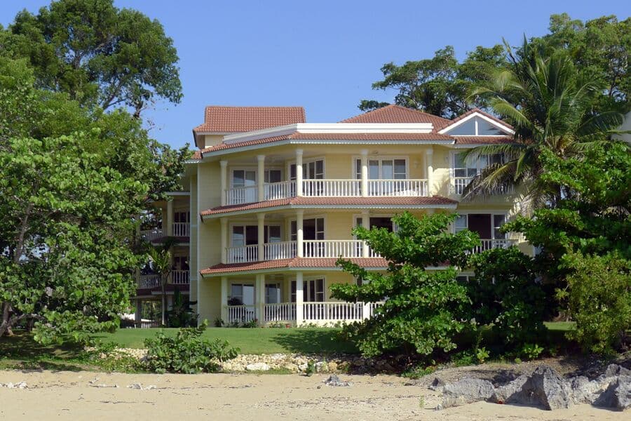 Spacious Beachfront Condo - Image 3