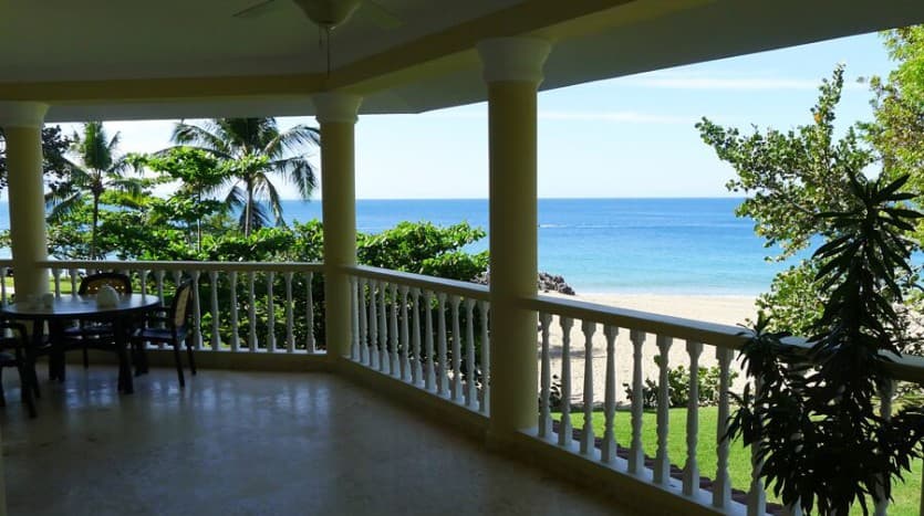 Spacious Beachfront Condo - Image 4