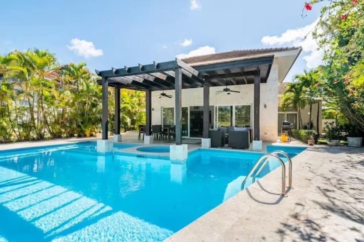 Beautiful And Spacious Villa Overlooking The Golf Course - Image 3