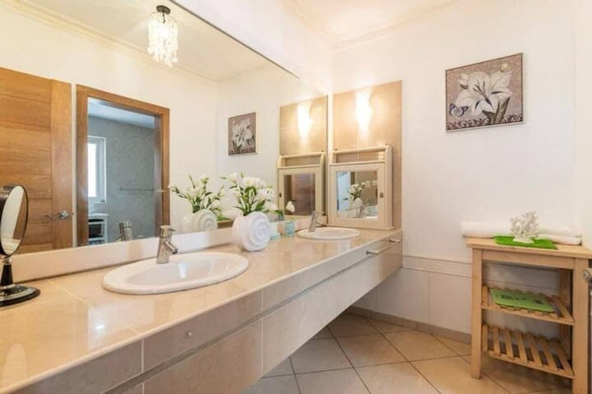 Beautiful And Spacious Villa Overlooking The Golf Course - Image 4