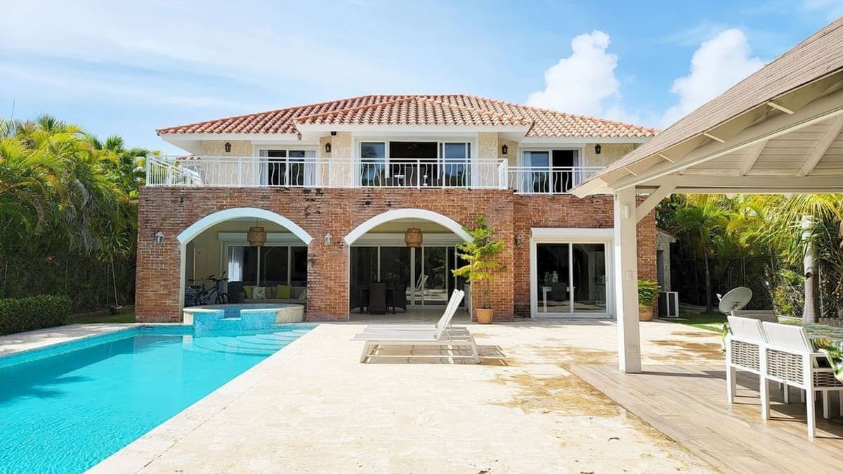 Stunning 4-bedroom Villa With Golf Course Views - Image 1