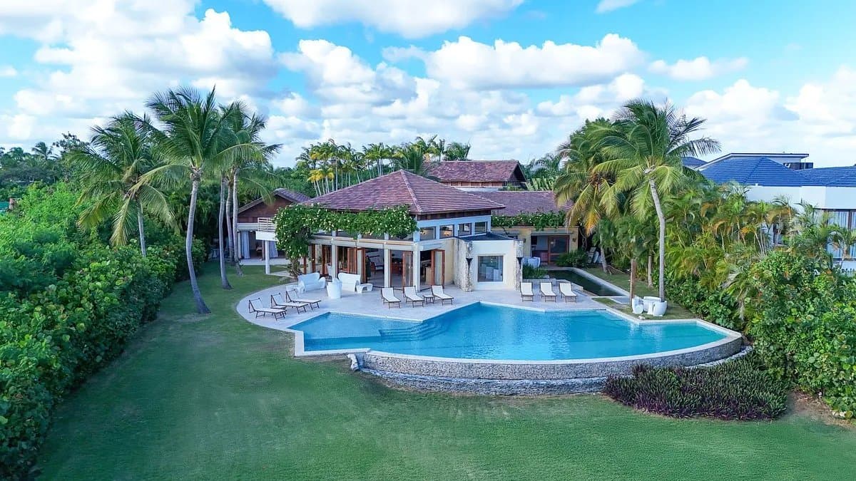 Architectural 8-Bedroom Villa in Cap Cana with Golf Views in Las Palmas - Image 1