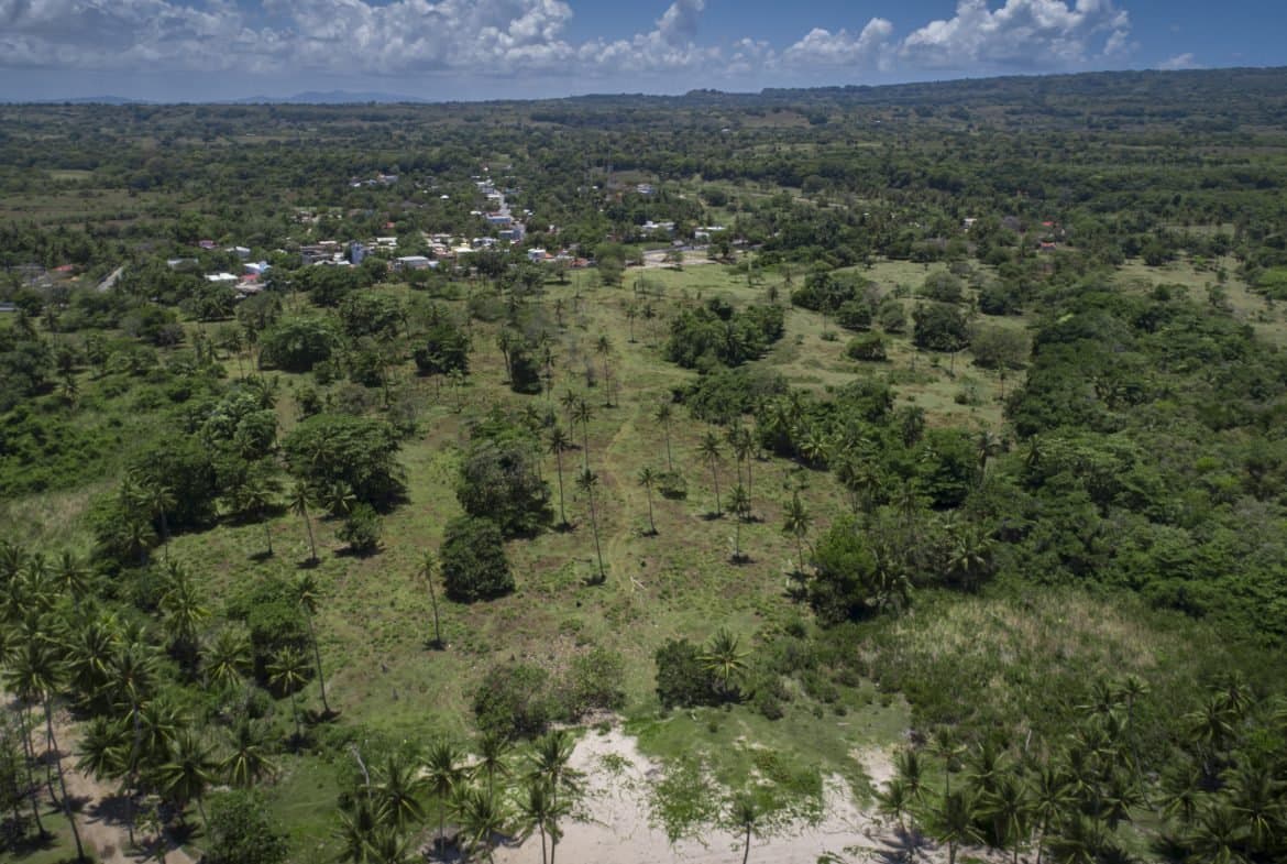 Luxurious Oceanfront Development Property with Marina Potential For Sale - Image 5