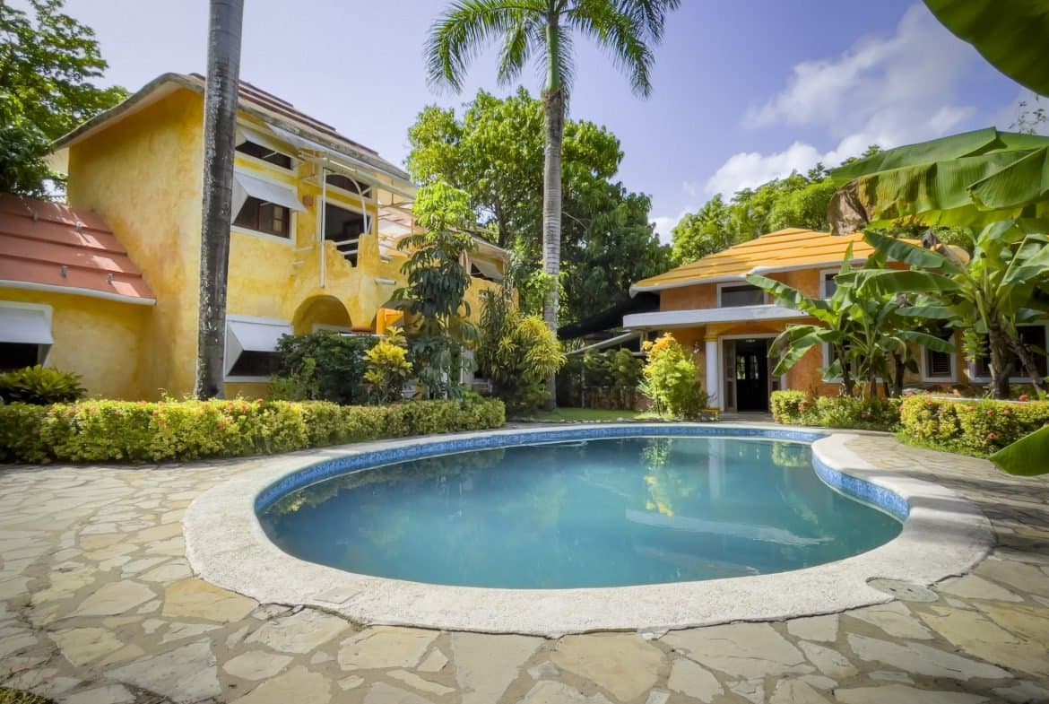 For Sale! Charming B&B Just Steps To The Beach - Image 2