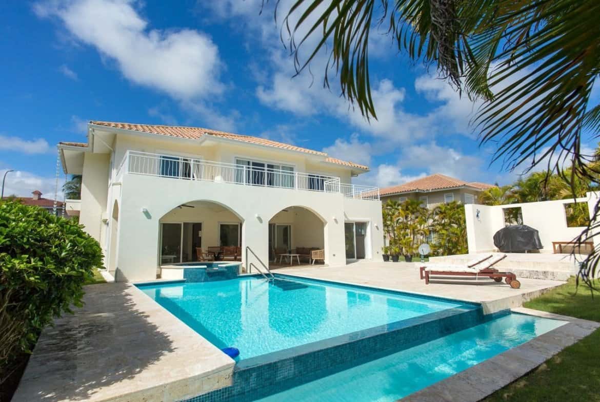 Luxurious 4 BR golf villa with spacious yard, fully furnished and move-in ready - Cocotal Golf and Country Club