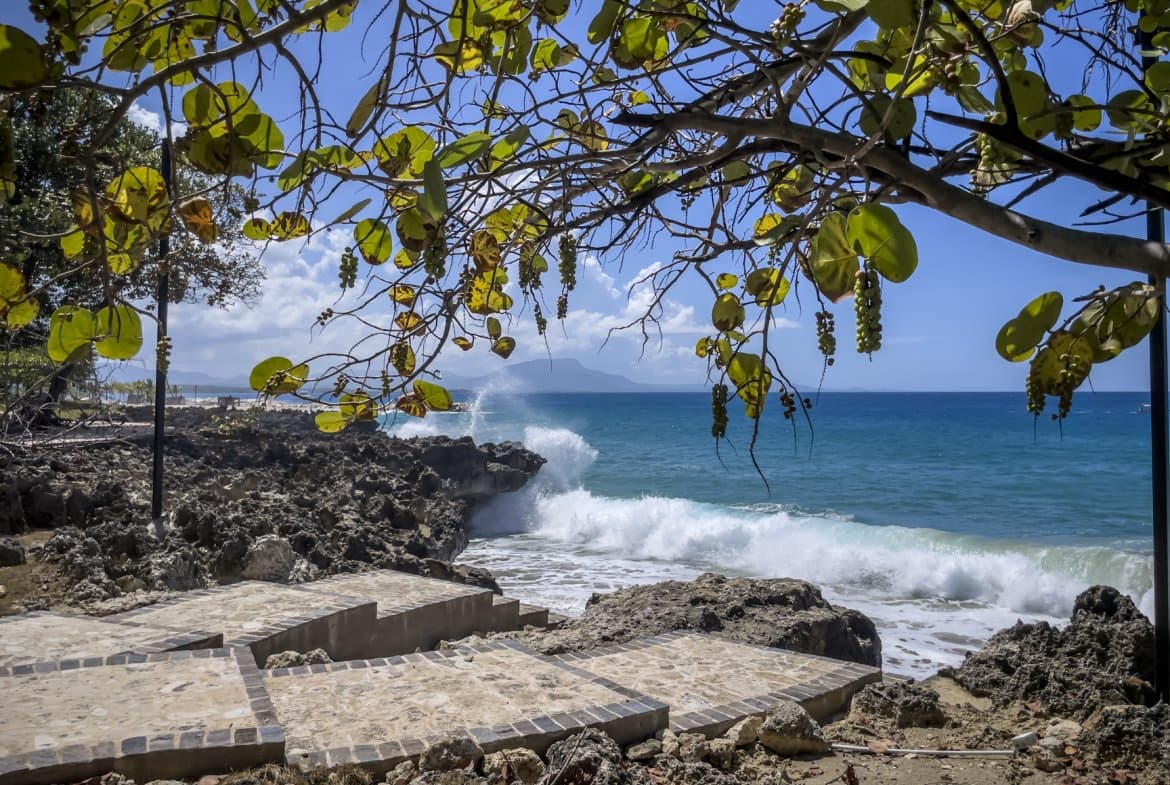 For Sale Stunning 3 Bedroom Condo Right On The Ocean - Image 3