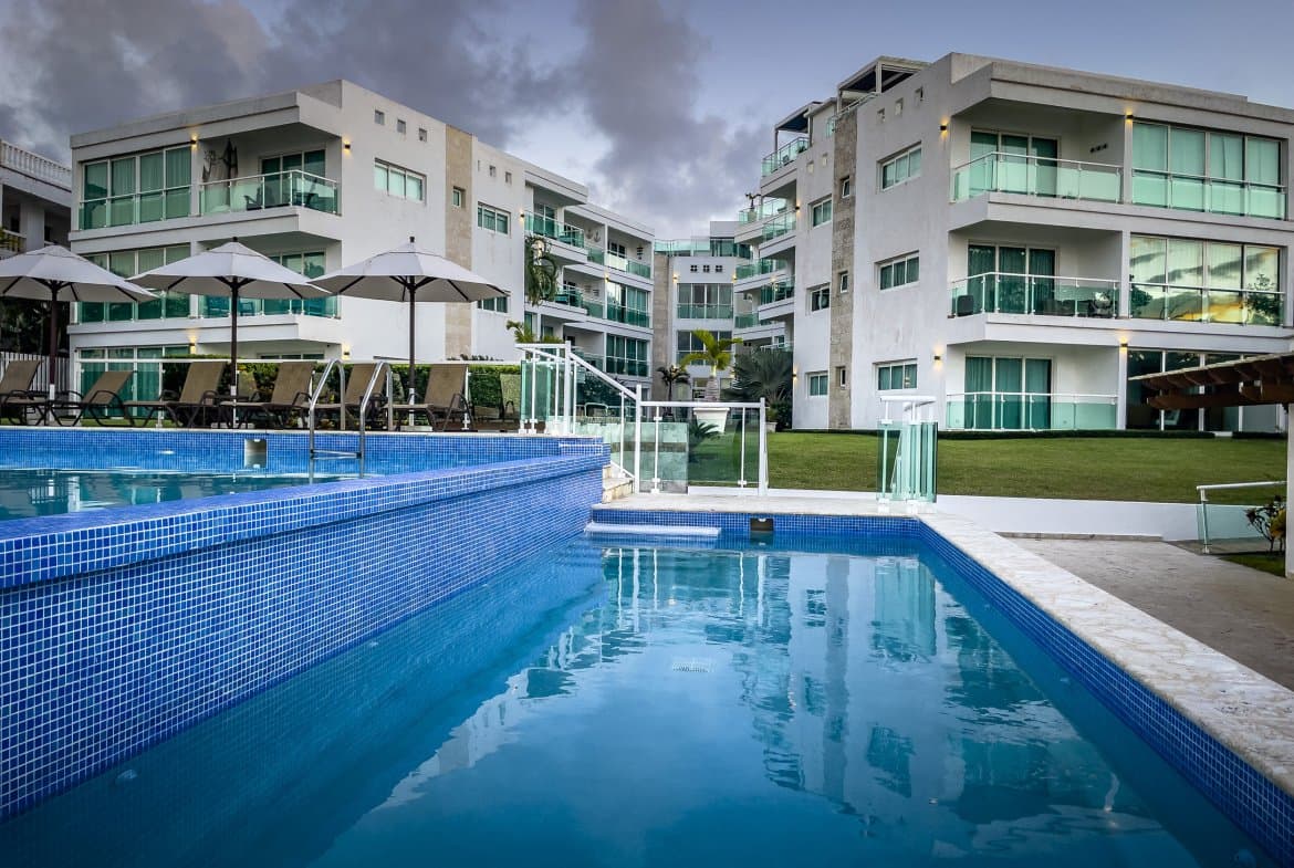 Awesome 3 Bedroom Oceanfront Condo For Sale - Image 2