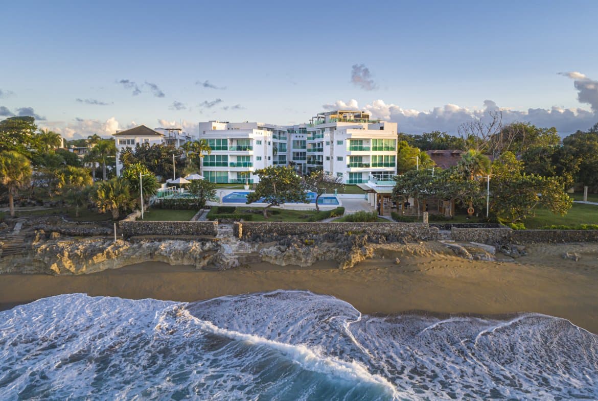 Awesome 3 Bedroom Oceanfront Condo For Sale - Image 1