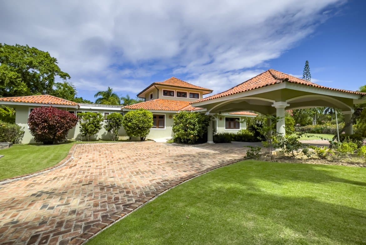 Luxury 4-Bedroom Villa For Sale in Sea Horse Ranch NOW REDUCED - Image 1