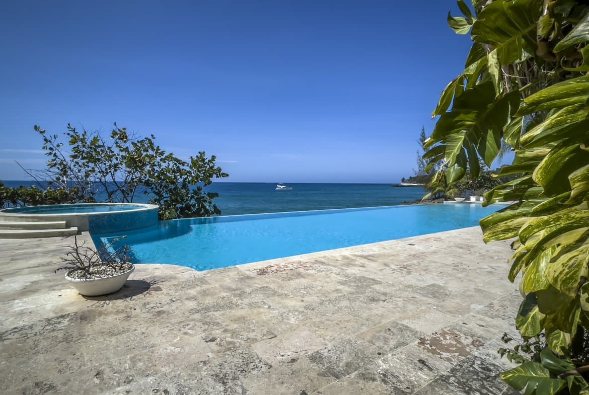 Hispaniola Beach: Stunning 2-Bedroom Oceanfront Condo - Image 1