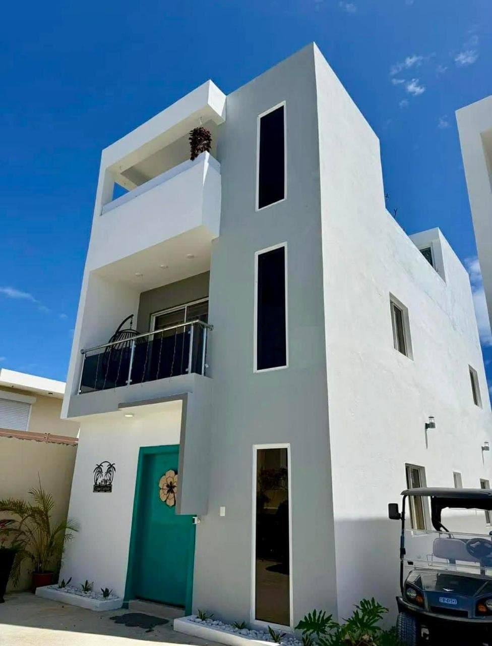 3-Level Villa with Private Rooftop Oasis & Guest Suite - Image 2