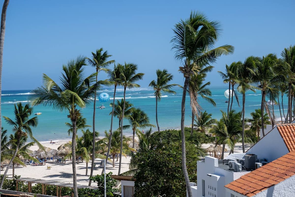 Beachside Bliss – Ocean View Condo, Los Corales Beach - Image 4