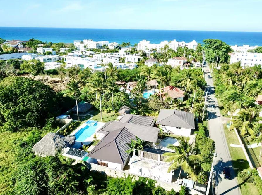 Villa Sun & Soul: Stunning 9BR Beachside Retreat in Escondido Bay - Image 2