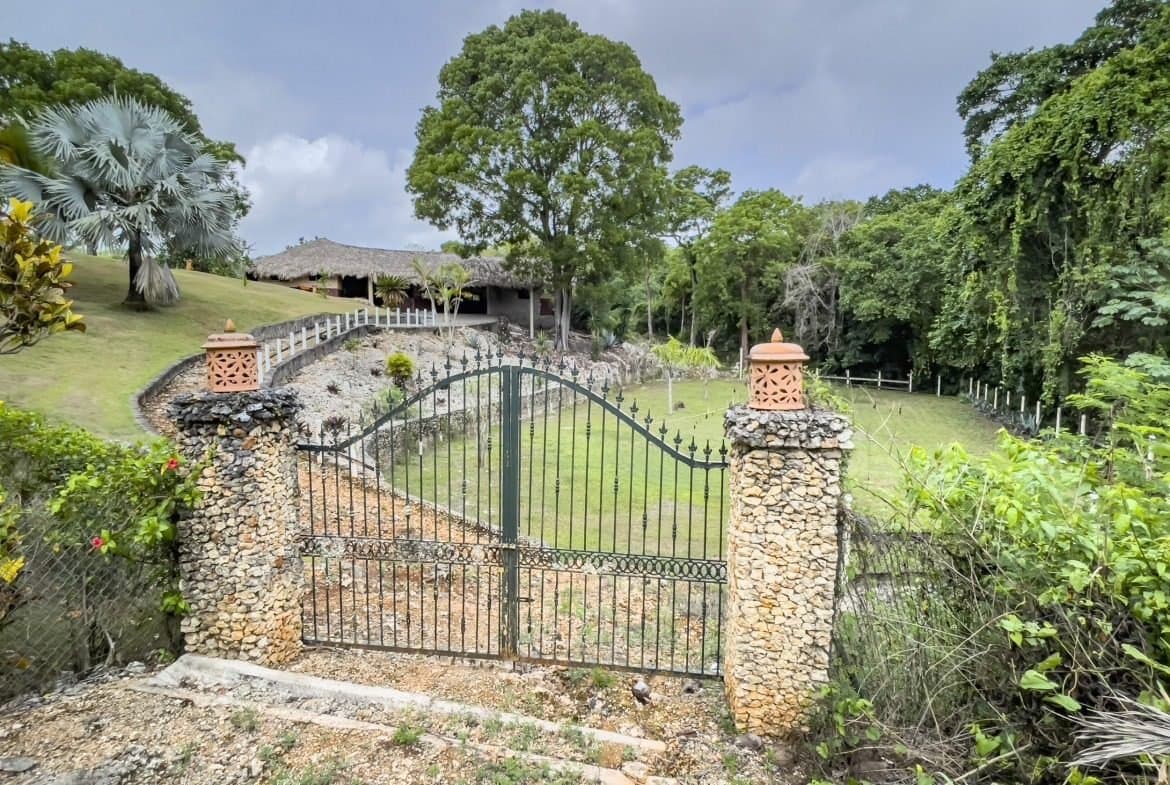 Remodel Stables & Building Lot with Private Caves for Sale – Sosúa - Image 3