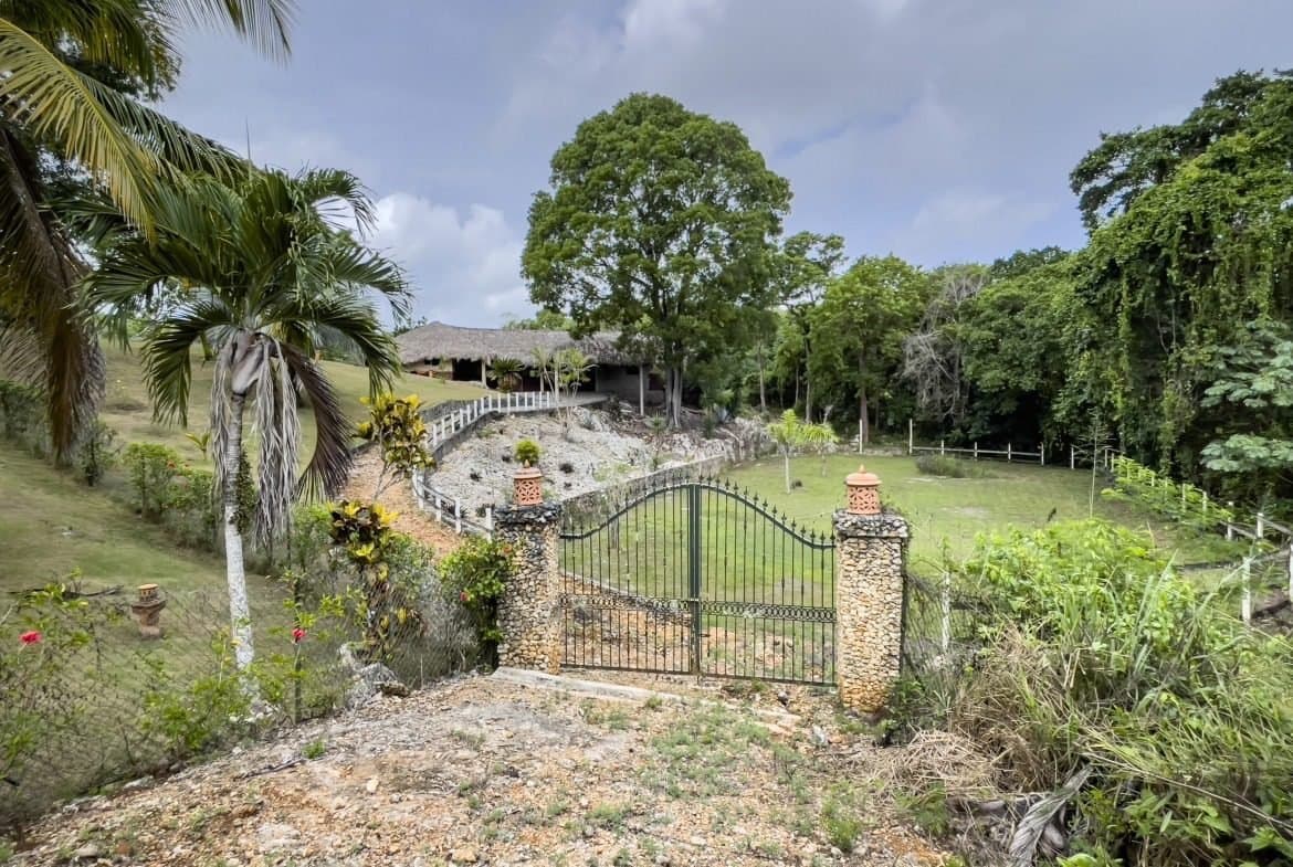 Remodel Stables & Building Lot with Private Caves for Sale – Sosúa - Image 4