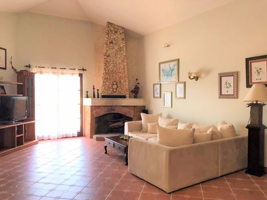 Beautiful 5 Bedroom Villa For Sale in Gated Lomas Mironas - Image 4