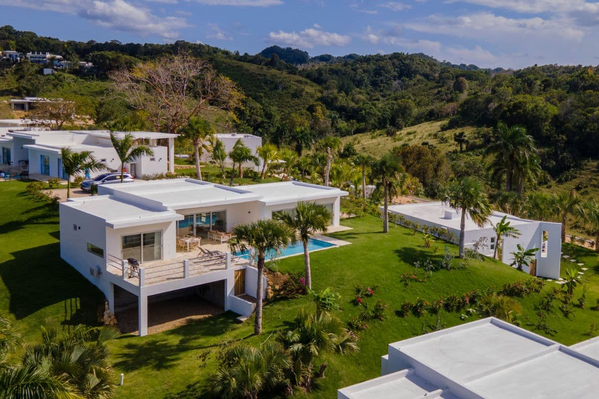 Luxury, peace and simplicity define this cozy nest. (Open to deals. Make your OFFER) - Image 3