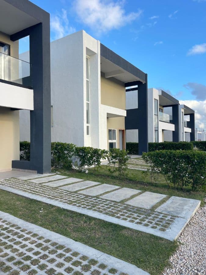 VILLA MODERNA 101 M² EN BÁVARO | 2 PARQUEOS + PATIO | USD 130,000 - Image 2