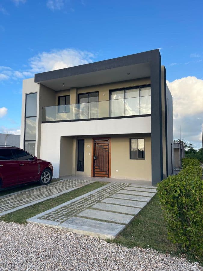 VILLA MODERNA 101 M² EN BÁVARO | 2 PARQUEOS + PATIO | USD 130,000 - Image 1