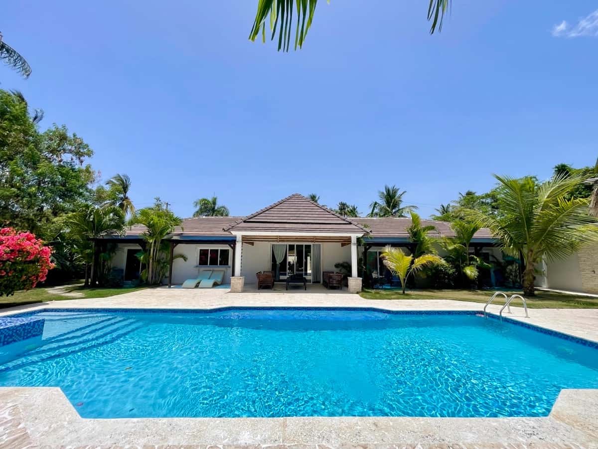 Exceptional 9-Bedroom Villa Near the Beach in Escondido Bay