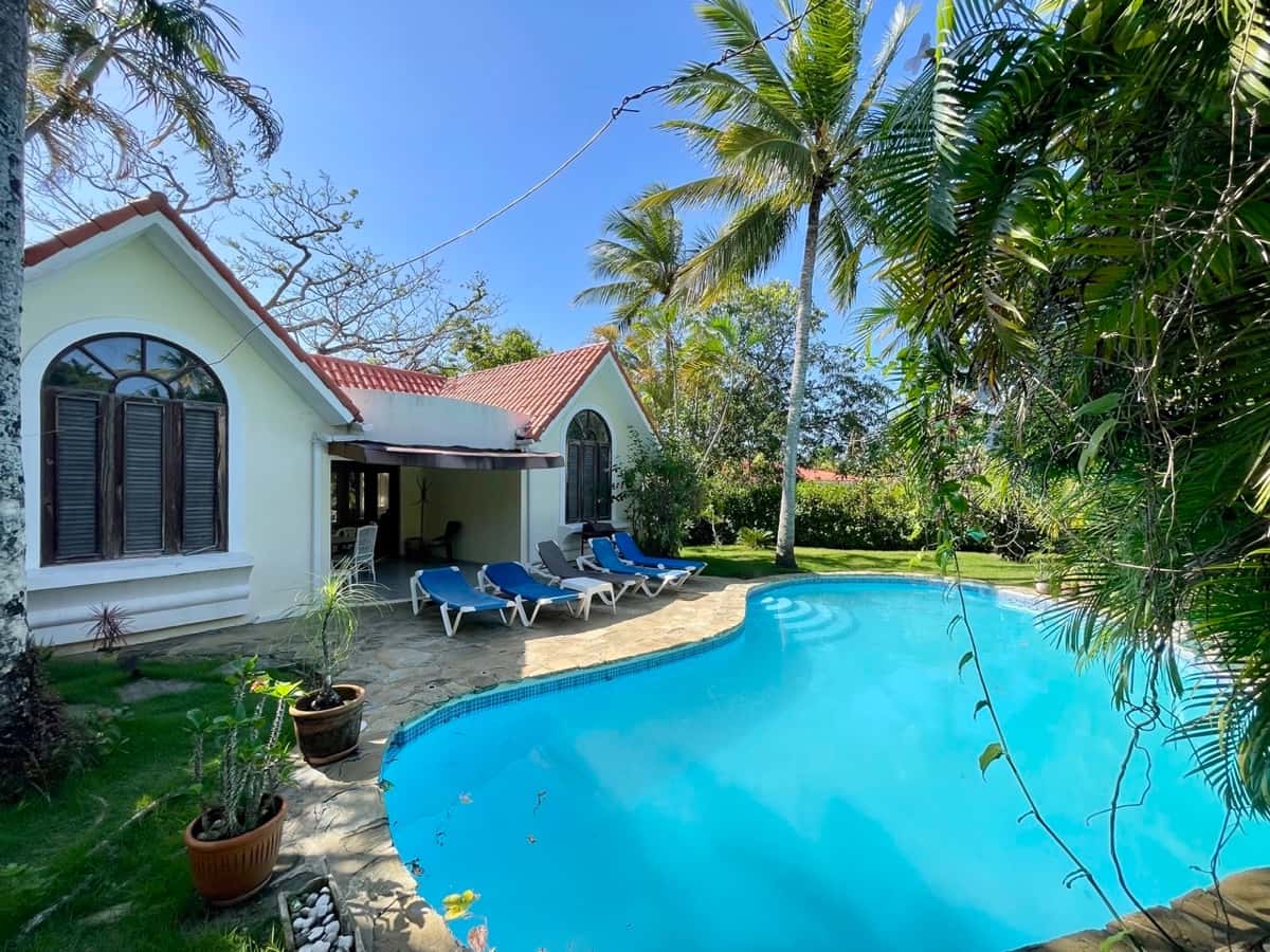 Fully Furnished Caribbean Villa with Private Pool – Excellent Value & Renovation Potential