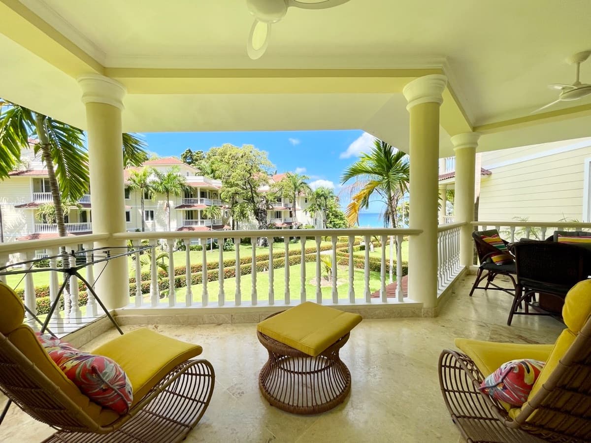 Sophisticated Oceanfront Residence with Panoramic Views in Sosúa - Image 3