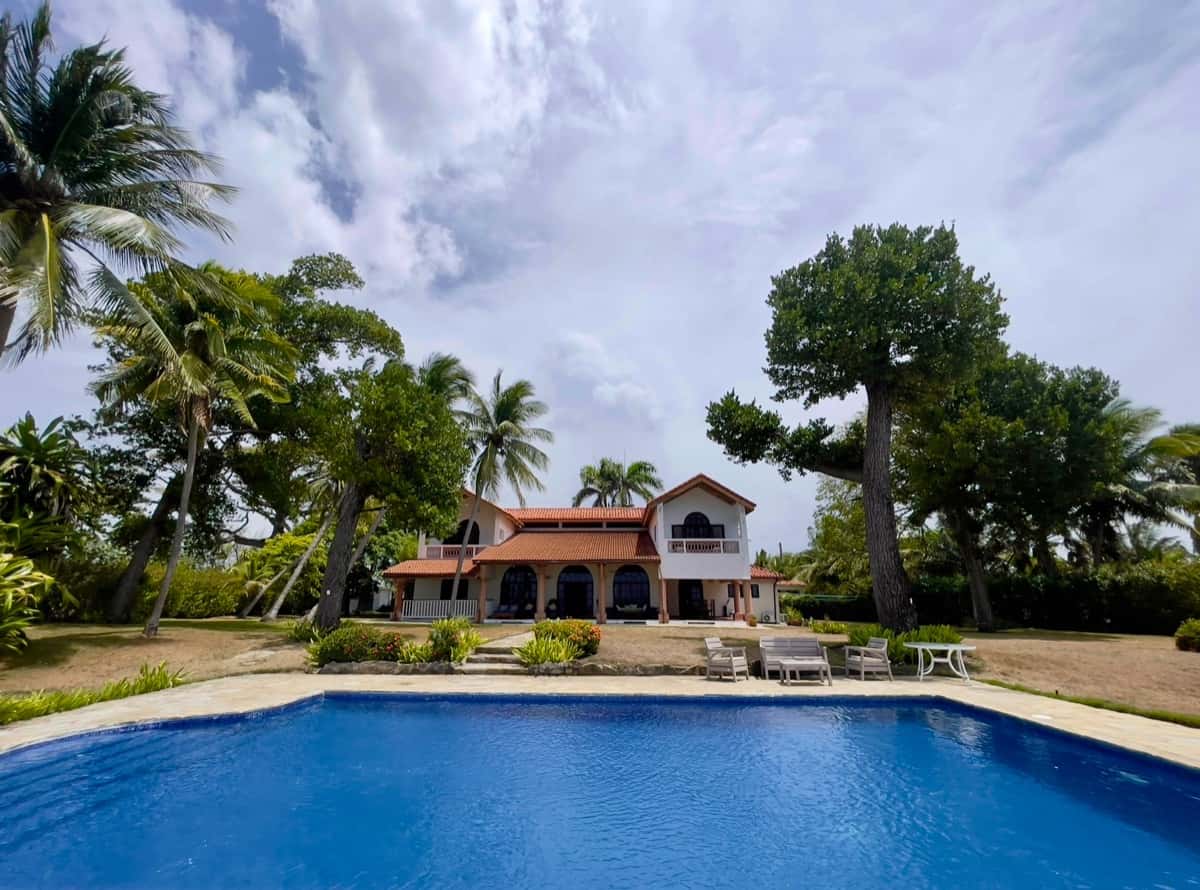 A Rare Oceanfront Opportunity — 5,400 m² of Land in Two Lots - EXCEPTIONAL COLONIAL-STYLE OCEANFRONT ESTATE — Playa Chiquita, Sosúa