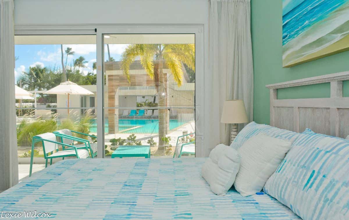 Luxury furnished 1 bedroom condo steps to the beach