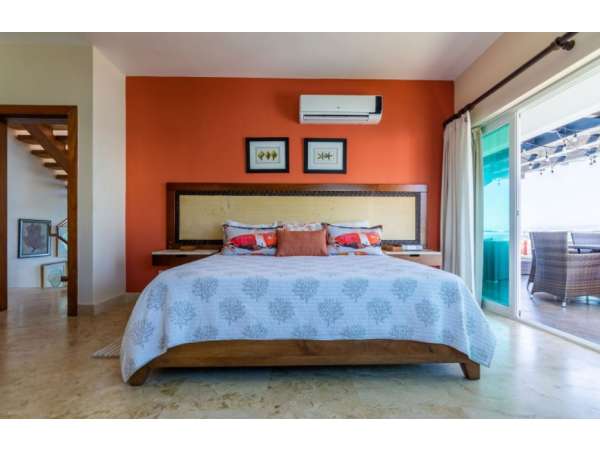 Stunning 4 Bedrooms & 2 Levels Ocean Front