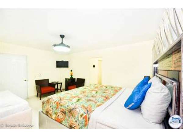 Newer Touristic Aparthotel 13 Rooms With Pool &