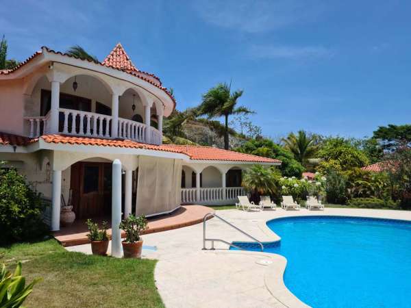 This Stunning Villa Has 3 Bedrooms And 3.5