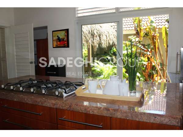 Stunning Contemporary 5-bedroom Villa | 5 Min From