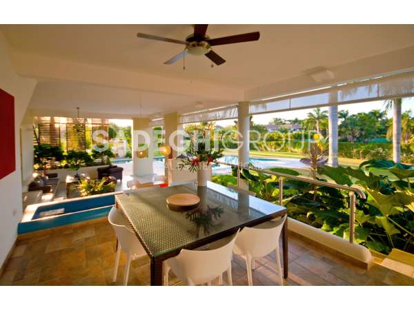 Stunning Contemporary 5-bedroom Villa | 5 Min From