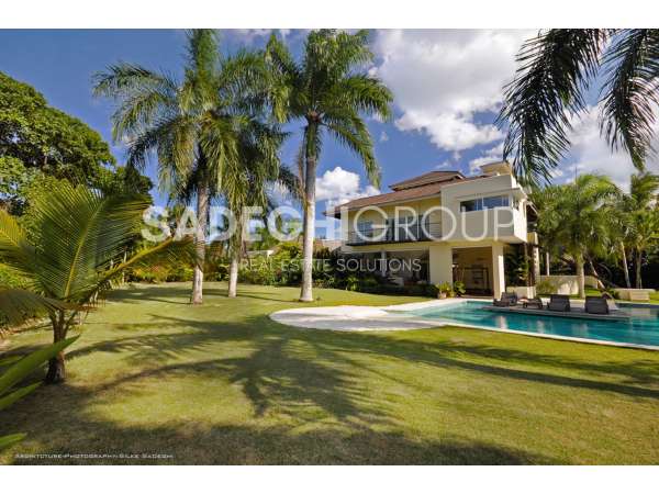 Stunning Contemporary 5-bedroom Villa | 5 Min From