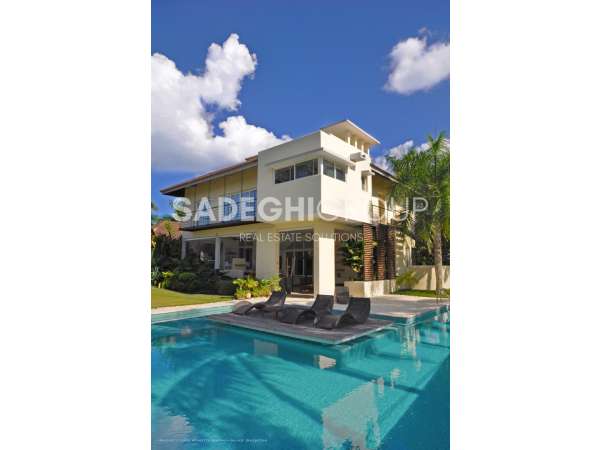 Stunning Contemporary 5-bedroom Villa | 5 Min From