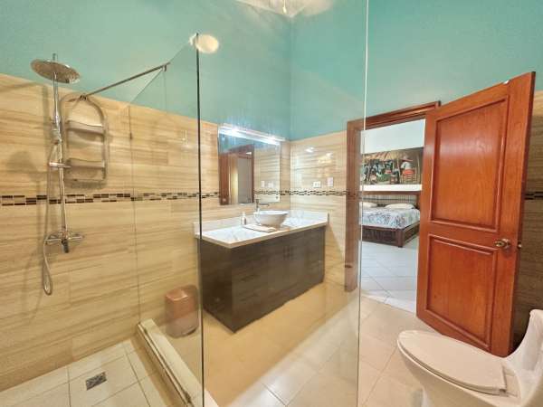 Spacious 4-bedroom Villa In Casa Linda  Fully