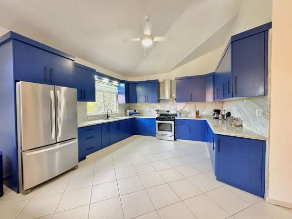 Spacious 4-bedroom Villa In Casa Linda  Fully