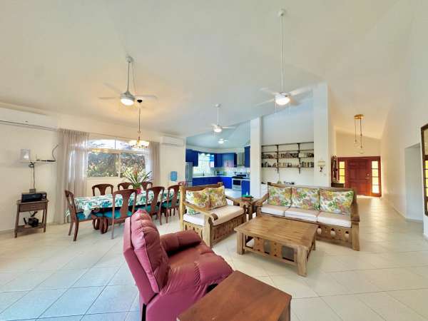 Spacious 4-bedroom Villa In Casa Linda  Fully