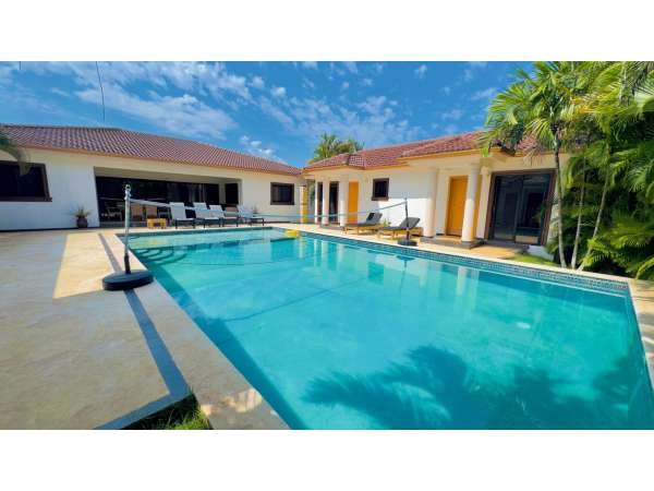 Spacious 6-bedroom Villa In Casa Linda
