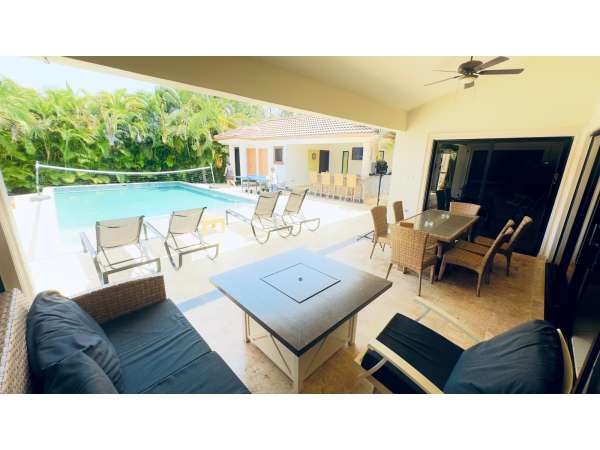 Spacious 6-bedroom Villa In Casa Linda