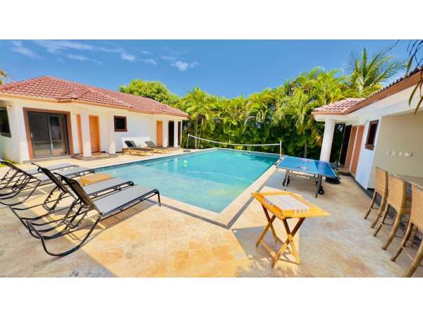 Spacious 6-bedroom Villa In Casa Linda