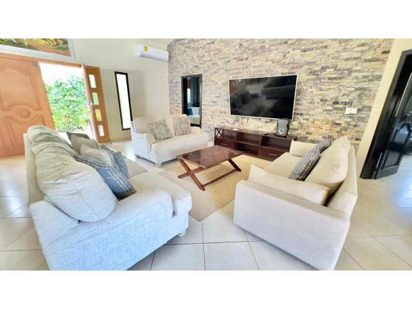 Spacious 6-bedroom Villa In Casa Linda