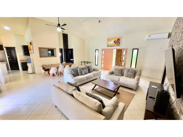 Spacious 6-bedroom Villa In Casa Linda
