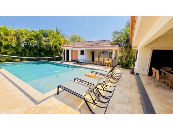 Spacious 6-bedroom Villa In Casa Linda