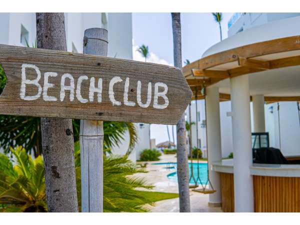 Apartment With Pool View And Premium Amenities In