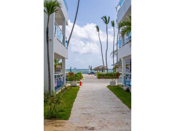 Apartment With Pool View And Premium Amenities In