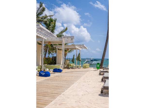 Apartment With Pool View And Premium Amenities In